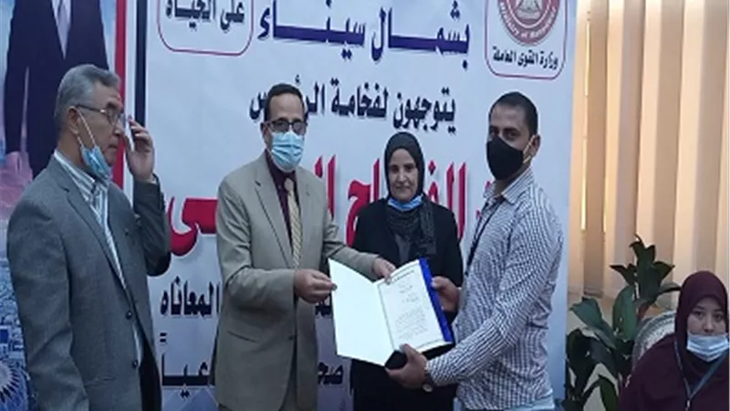 وزير القوى العاملة تسلم 873 صياداً وعاملاً غير منتظم وثيقة تأمين تكافلي بشمال سيناء