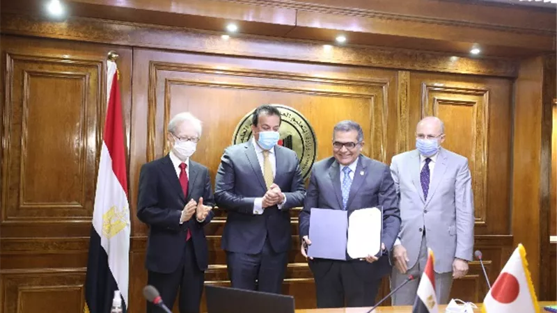وزير التعليم العالى يشهد توقيع اتفاقية تعاون بين جامعتى الجلالة وهيروشيما اليابانية..صور
