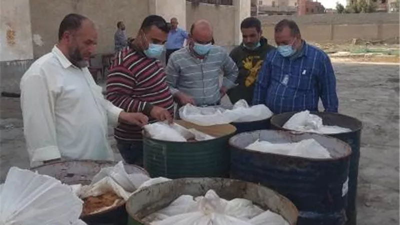إعدام 47 طن أغذية فاسدة داخل مصنع بالشرقية