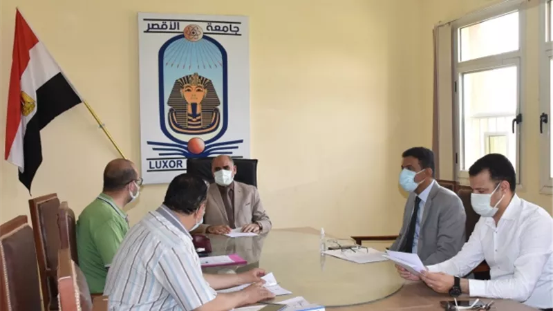 رئيس جامعة الاقصر يجتمع بمجلس شئون الدراسات العليا والبحوث