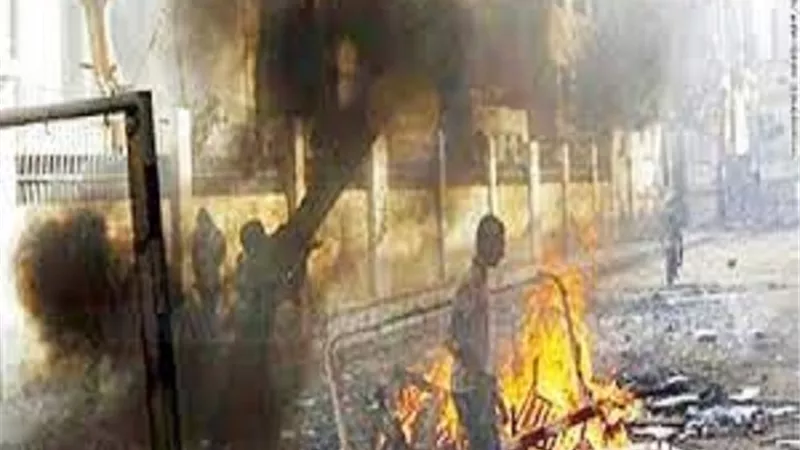 الخونة حرقوا مجمع المحاكم.. والمواطنون حرروا مدرعة الشرطة من قبضتهم