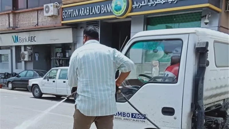 حملة نظافة وغسيل الأرصفة بشوارع حي جنوب مدينة الأقصر