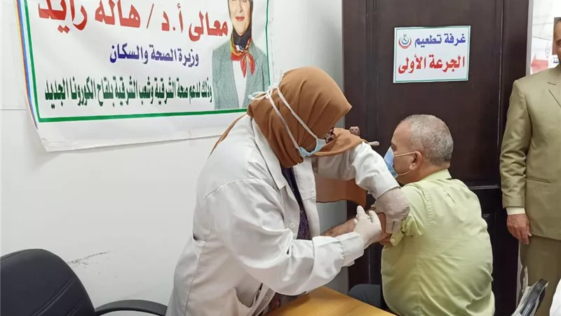 وكيل وزارة الصحة يتفقد تطعيم المواطنين بلقاح كورونا بمكتب صحة ثان الزقازيق