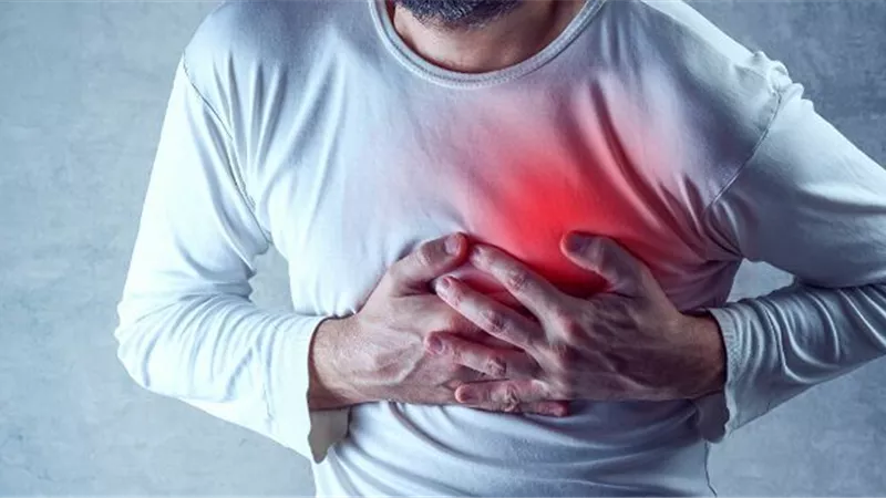4 أعراض خطيرة تصيب الشخص قبل تعرضه لنوبة قلبية