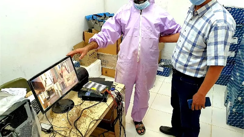 متعافى من كورونا يتبرع بمنظومة كاميرات لمستشفي الداخلة العام بالواحات.صور
