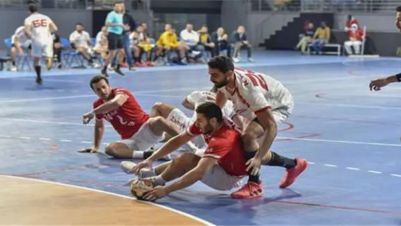 بحضور الخطيب ونائب رئيس الأبيض.. الزمالك يتقدم على الأهلي 11\10 بالشوط الأول في لقب «دوري اليد»