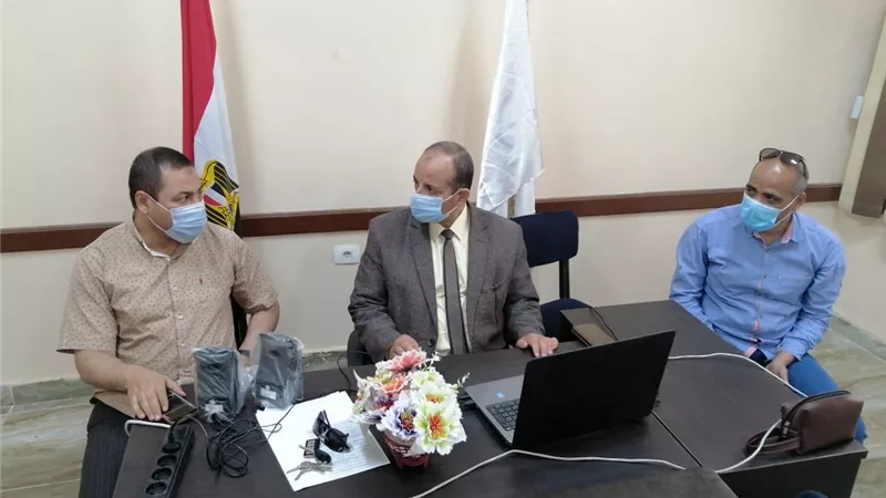 غرفة عمليات بتعليم قنا لمتابعة انتظام طلاب الصف الثالث الثانوي في دخول منصة الامتحان التجريبي