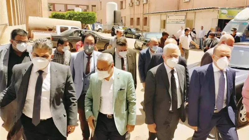 رئيس جامعه طنطا يفتتح العنايه المركزة بمستشفي الباطنه الجديدة-صور