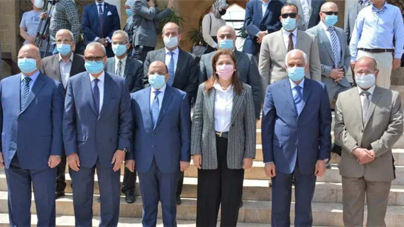التخطيط تسلم سيارات المراكز التكنولوجية المتنقلة للتنمية المحلية