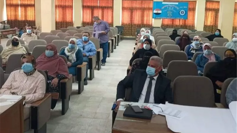 الفولى يتفقد قاعات التدريب لمديرى المدارس الابتدائية على السلوكيات المهنية.. بالصور