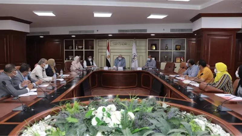 محافظ بني سويف يترأس اجتماع النهوض بالمشروعات الصغيرة