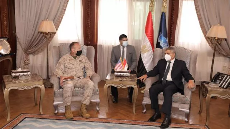 الفريق ربيع يلتقي مدير الشئون الاستراتيجية والخطط بالقيادة المركزية الأمريكية..صور