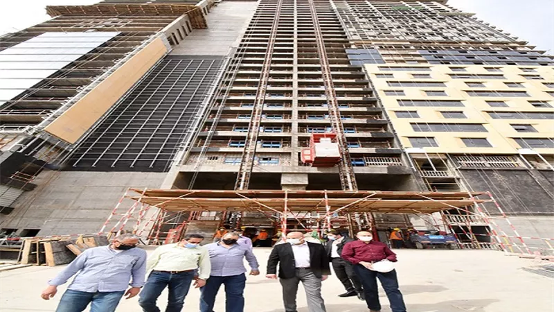 وزير الإسكان يتفقد أعلى برج في أفريقيا بالعاصمة الإدارية الجديدة .. صور