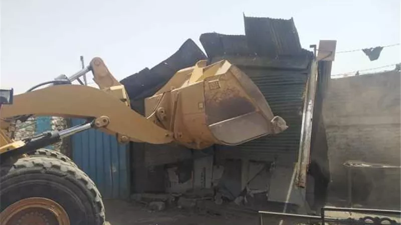 إزالة الاشغالات وتشميع ورش بالمنطقة الصناعية بحى فيصل بالسويس