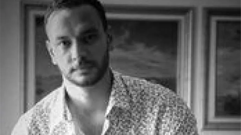 مصطفى خاطر وزوجته يقدمان واجب العزاء فى رحيل والدة احمد خالد صالح