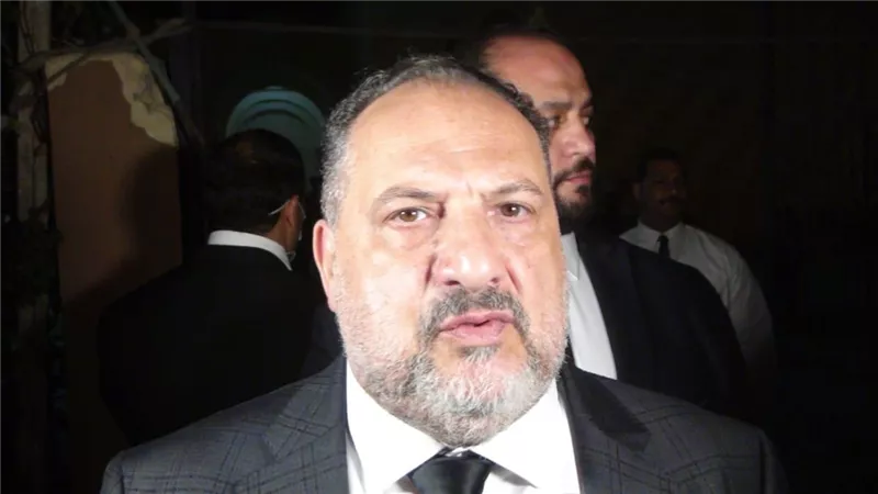 خالد الصاوى يواسي نجل صديقه الراحل فى وفاة والدته