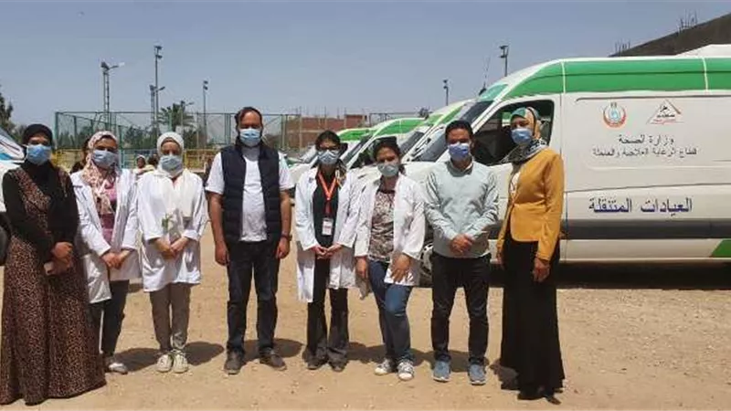 قافلة حياة كريمة تعالج 1070 حالة وتوزع كراتين رمضان في أبوخروع بالإسماعيلية ..صور