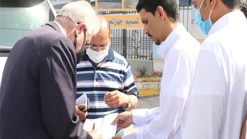 فوده يلبى مطالب عدد من المواطنين على قارعة الطريق