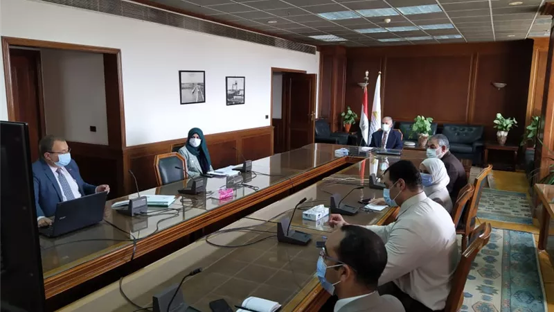 عبد العاطى يستعرض موقف دراسات تقييم تأهيل الترع