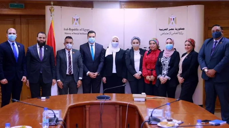 وزيرة التضامن الاجتماعى تلتقي بوفد من تنسيقية شباب الأحزاب والسياسيين
