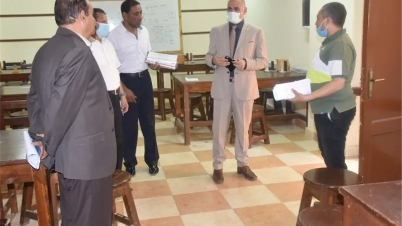 رئيس جامعة الأقصر يتابع أعمال تجهيز معامل الاختبارات الالكترونية