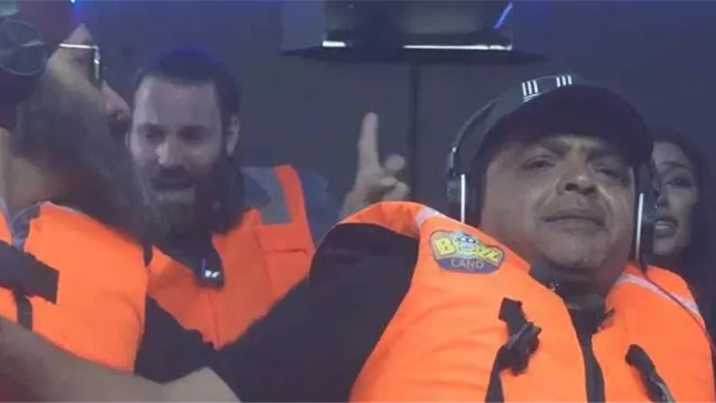 رامز جلال يفتح كبسولة ويلقى بمحمد هنيدى فى حمام السباحة