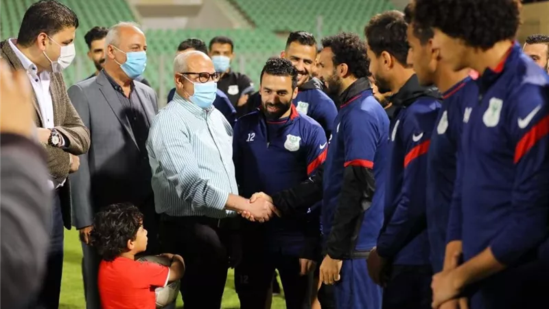 قبل مواجهة الأهلى.. محافظ بورسعيد يلتقي لاعبى المصرى