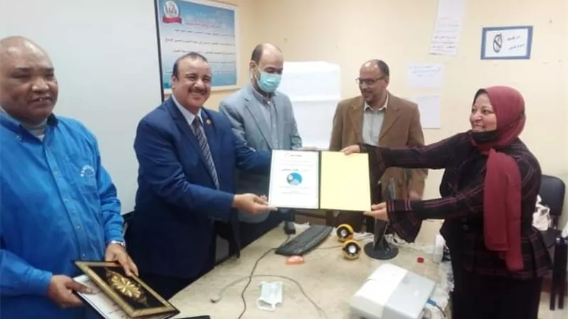 وكيل وزارة تعليم مطروح يتابع البرنامج التدريبي لمديري المدارس الابتدائية ويكرم المتميزين
