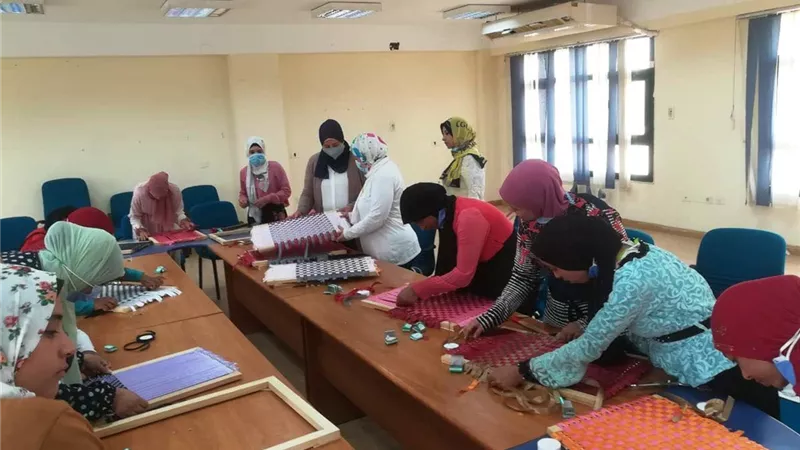 قومى المرأة بالمنيا يدرب الفتيات على التفصيل والحياكة