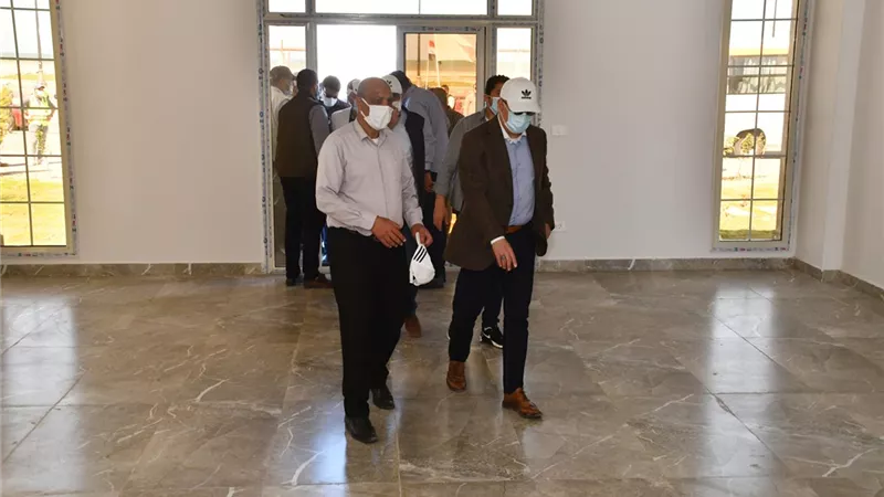 وزير الإسكان يتجول بمنطقة الفيلات بالمنصورة الجديدة لمتابعة تنفيذ 1149 فيلا بأنماط متنوعة.. صور
