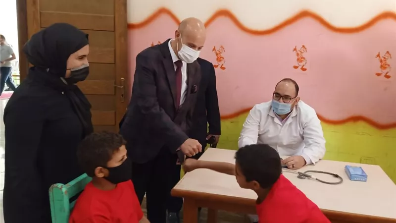 وكيل وزارة الصحة بالشرقية يتفقد القافلة الطبية العلاجية بمجمع رعاية الأطفال والكبار لفاقدي الرعاية بالزقازيق