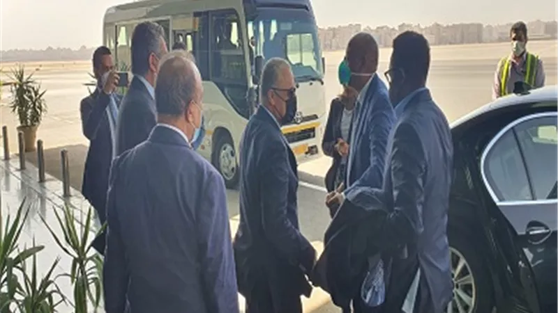 رئيس الاتحاد الافريقي “الكاف” الجديد يصل القاهرة