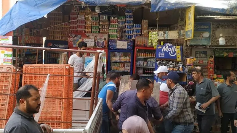 حى السويس يشن حملة لازالة الاشغالات والتعديات على الطريق العام
