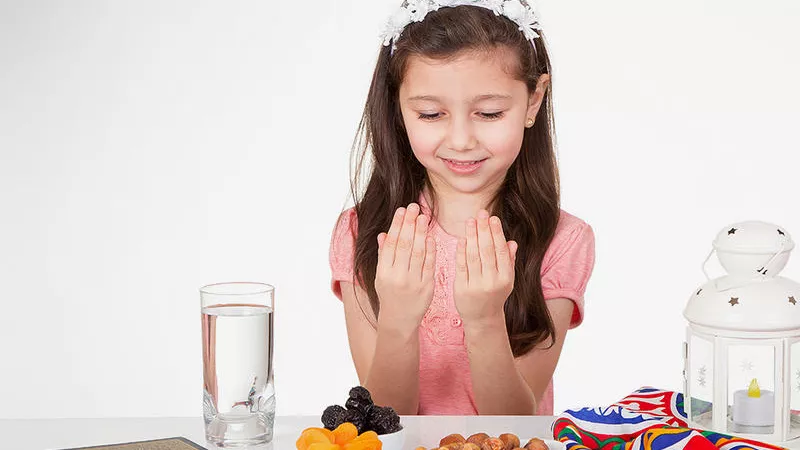 بالفيديو.. استشاري تغذية: رمضان فرصة عظيمة لتعويد طفلك على الصيام