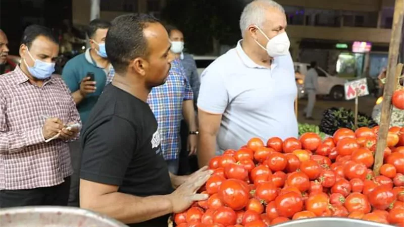 الزملّوط يقود حملة مسائية لمتابعة توافر السلع والمنتجات بالخارجة