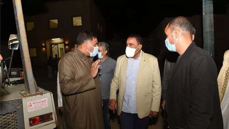 مخافظ مطروح يوزع منحة رمضان بواحة سيوة