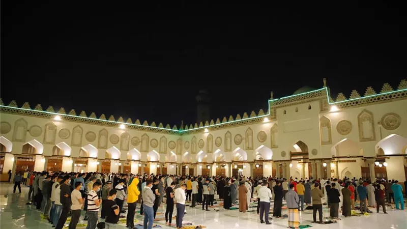 بالصور ... لقطات من صلاتي العشاء والتراويح من الجامع الأزهر لليلة ١٠ رمضان