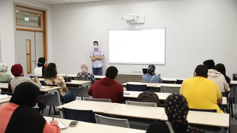 جامعة الجلالة تستقبل الشاب المصري النابغة