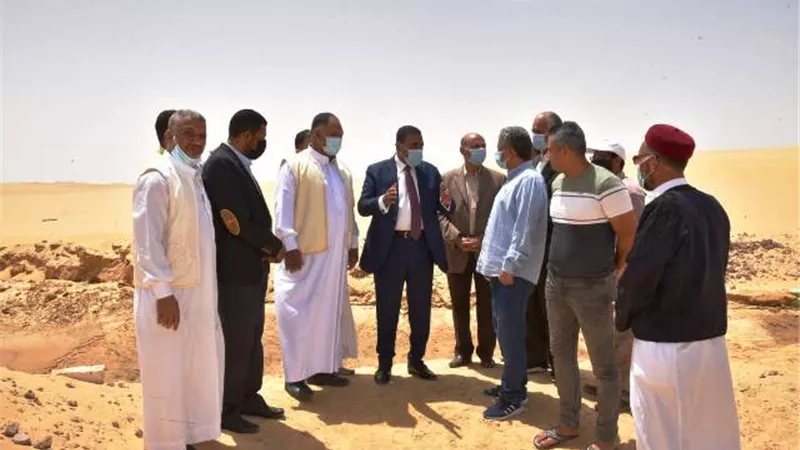 شعيب يزور بئر الامهات بسيوة ويتابع الخطط التنموية.. بالصور