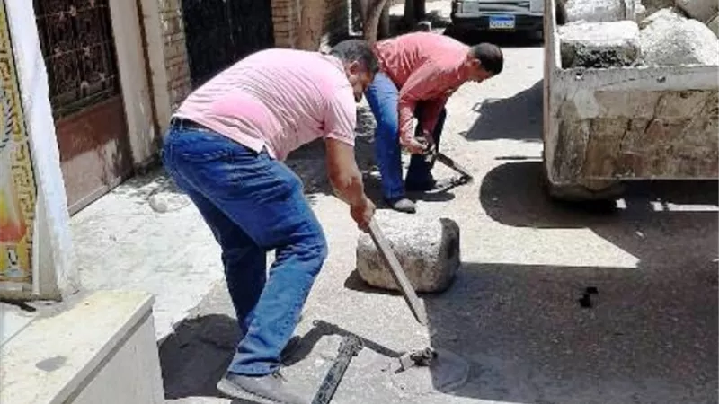 حملات مكبرة لإزالة الإشغالات فى مدينة الزقازيق.. بالصور