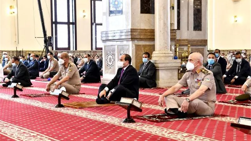 الرئيس السيسى يؤدى صلاة الجمعة بمسجد المشير طنطاوى.. صور