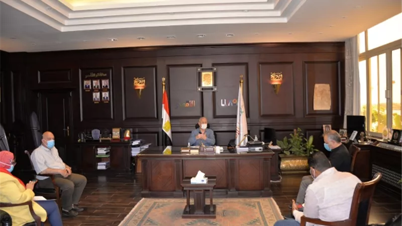 محافظ الأقصر يطمئن على الاوضاع الصحية
