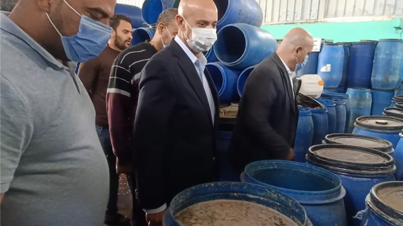 وكيل وزارة الصحة يقود حملة علي مصانع القنايات ويعدم ٢٧ طن أغذية ويغلق مصنعين