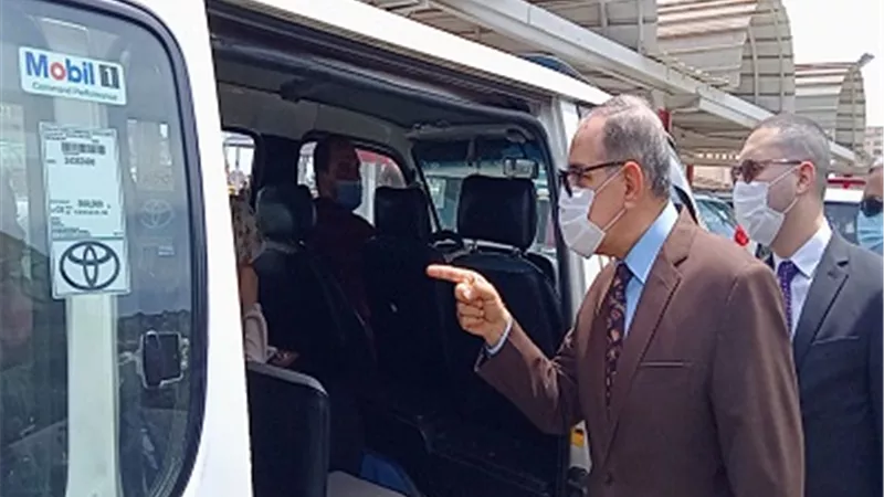 محافظ كفر الشيخ يتفقد المواقف للتأكد من الالتزام بالتعريفة وارتداء الكمامات وتخصيص سيارة إسعاف