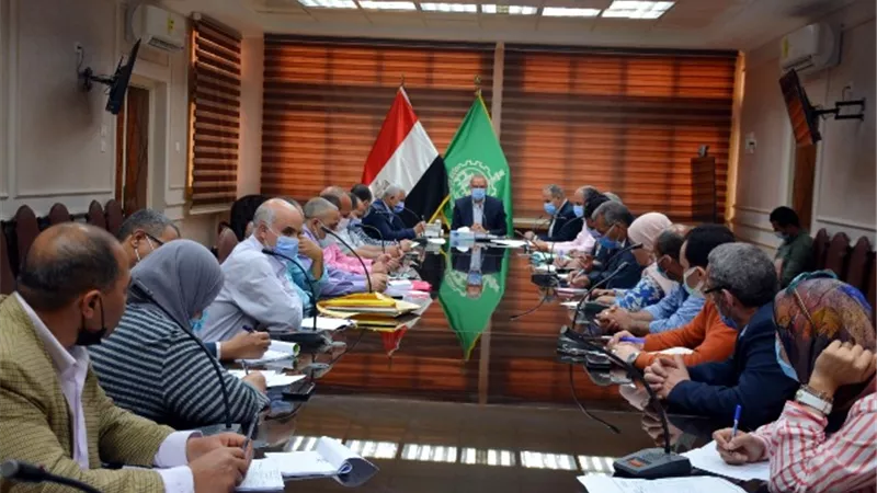 محافظ القليوبية يناقش سرعة اجراءات صرف التعويضات للمستحقين من ازالات الدائرى