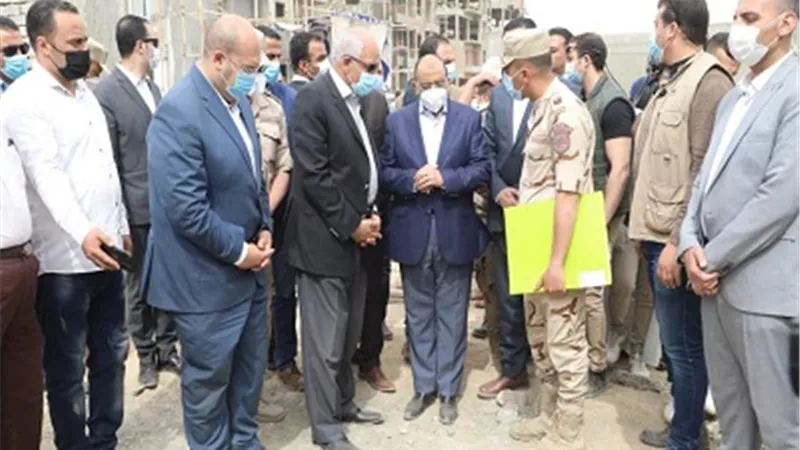 وزير التنمية المحلية ومحافظ الجيزة يتفقدان مشروع انشاء مساكن لمتضررى السيول بقرية الديسمى بالصف