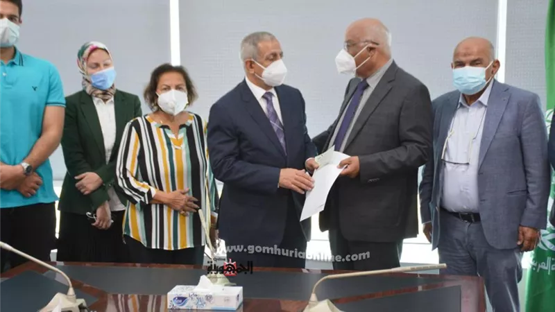 الاكاديمية العربية للعلوم والنقل البحرى تتبرع بجهاز ميكرسكوب اليكترونى لمستشفى شفاء الاورمان بالأقصر