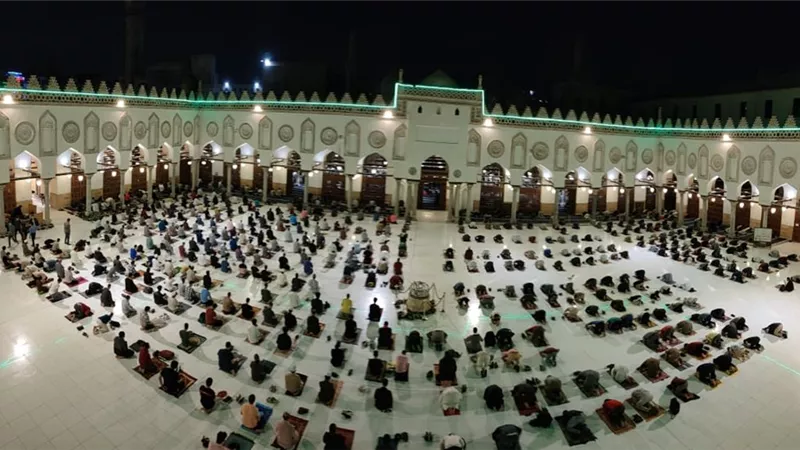 بالصور ... لقطات من صلاتي العشاء والتراويح من الجامع الأزهر لليلة 13 رمضان