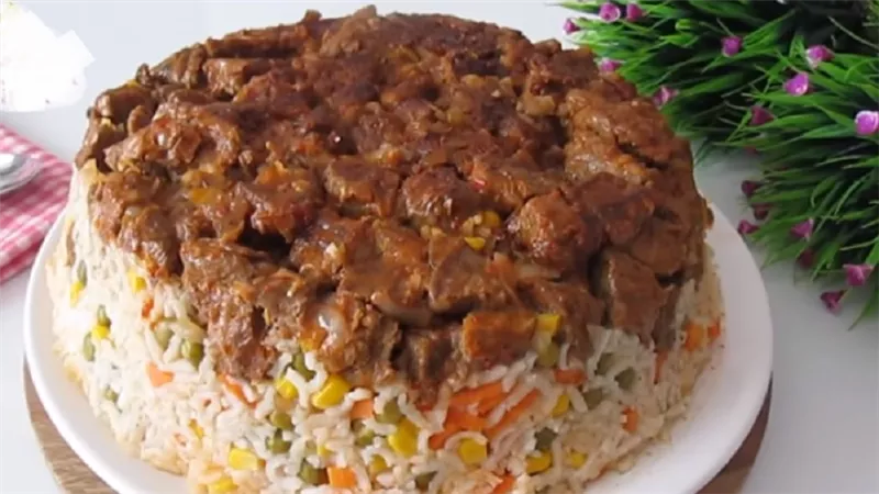 وجبة متكاملة فى طبق واحد.. أرز بالخضروات واللحم بالفيديو