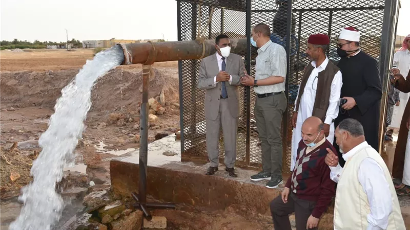 محافظ مطروح يواصل جولاته ويزور واحة قارة ام الصغير بسيوة